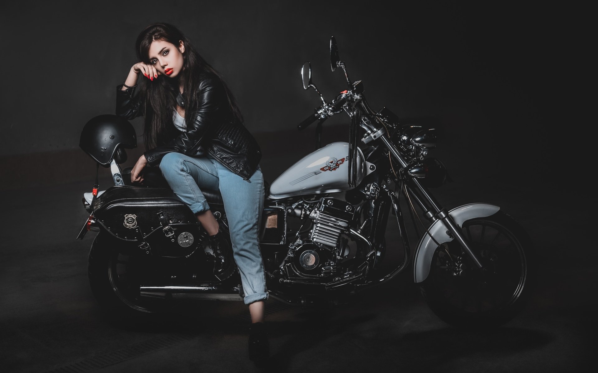 Biker girls: style and drive brings the glow — live moments in Rotterdam