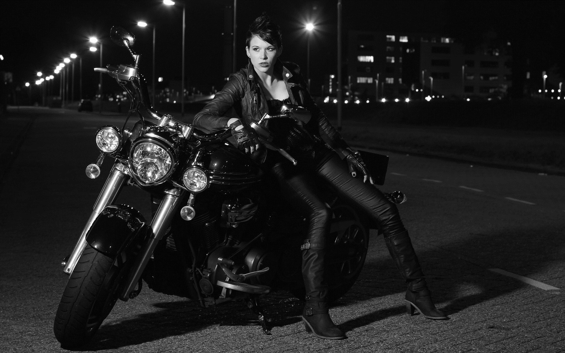 Photo Beautiful girls and motorcycles in Rotterdam