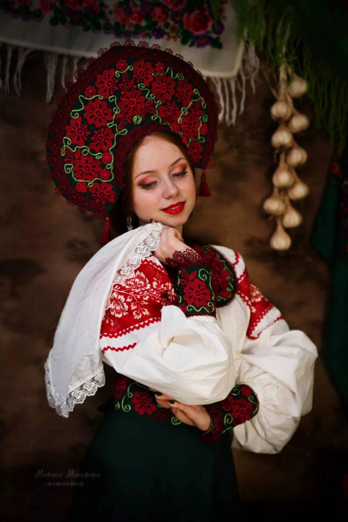Take a pause and enjoy Women in Slavic costumes — streaming from Rotterdam