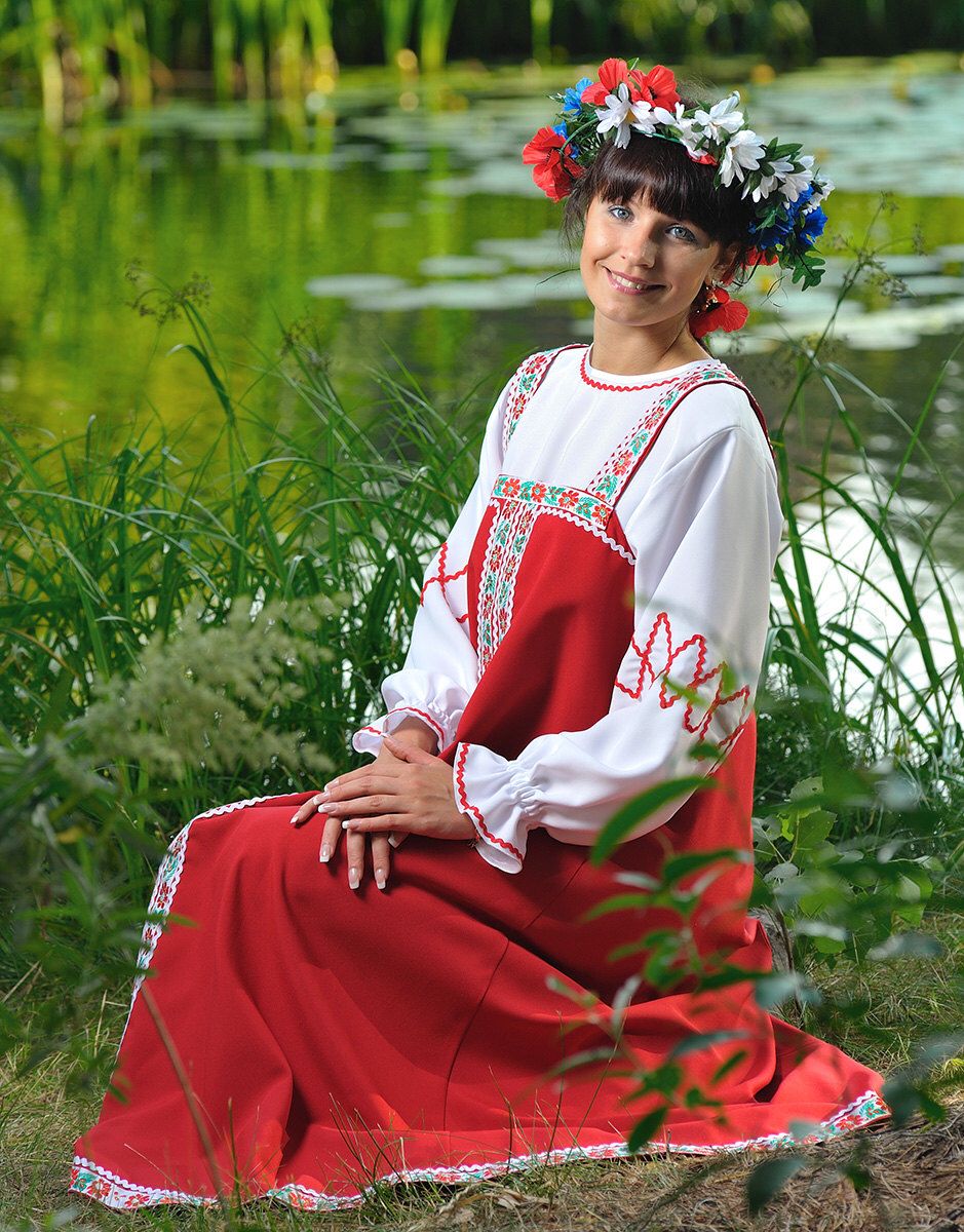 Beautiful girl Girls in Slavic costumes in Rotterdam